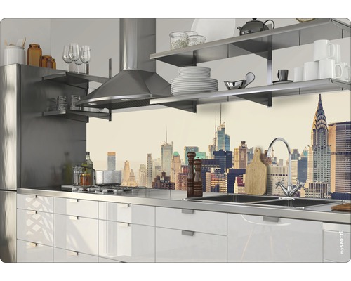Küchenszene mit Dunstabzugshaube, Regalen und einer Küchenrückwand mit Skyline-Motiv