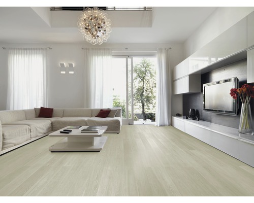 Heller Wohnraum mit Holzboden, Ecksofa, Couchtisch und TV-Wand