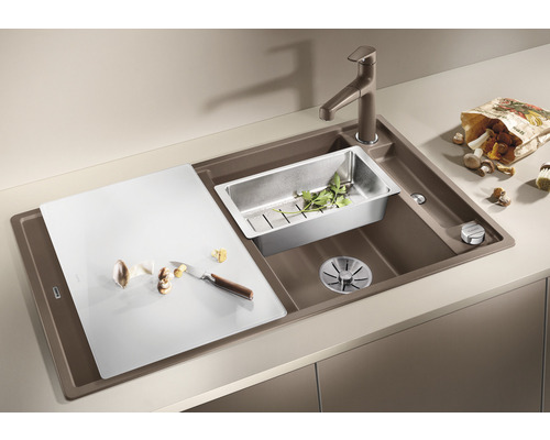 Küchenspüle mit Abtropffläche, Schneidebrett und Restebecken für die Küchenarbeit