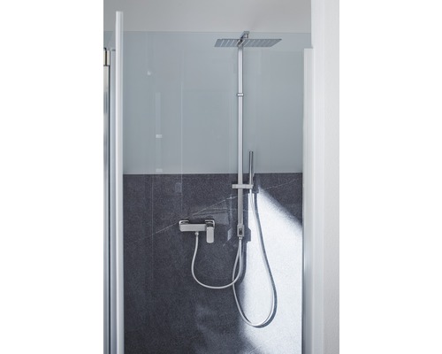 Aufnahme einer Dusche mit Duschkopf, Handbrause und Thermostat