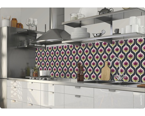 Küchenszene mit floral gemusterter Küchenrückwand, Spüle und Kochfeld