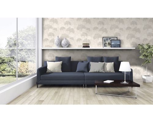 Wohnzimmer mit Sofa, Tisch, Regal und Tapete