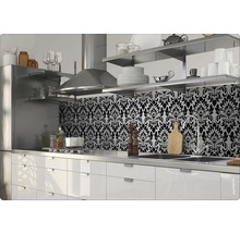 Moderne Küche mit schwarzem Ornamentmuster als Küchenrückwand