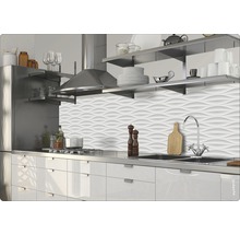 Moderne Küche mit Spüle, Herd und strukturierter Wand
