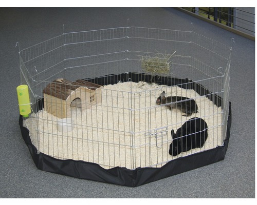 Freilaufgehege für Kleintiere mit zwei Kaninchen, Holzhäuschen, Heu und Trinkflasche