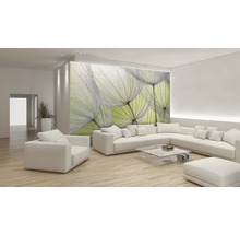 Heller Wohnraum mit weißer Eckcouch, Sessel, Glastisch und Fototapete mit Pusteblumen-Motiv