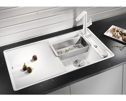 Küchenspüle mit Abtropffläche, Schneidebrett, Becken und Armatur