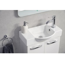 Kleines Badezimmer mit Waschbecken, Armatur, Seifenspender und Handtuchring