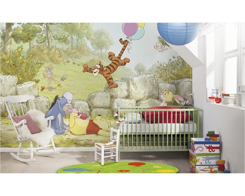 Kinderzimmer mit Winnie Puuh Wandbild, Kinderbett und Schaukelstuhl