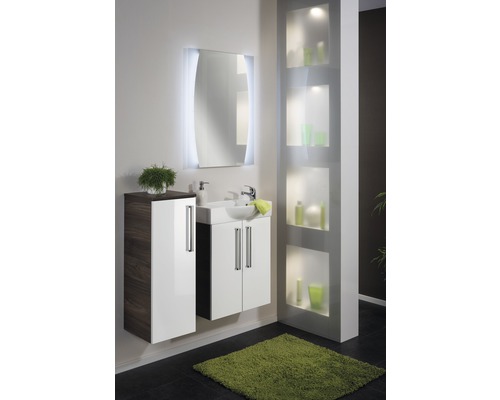 Modernes Badezimmer mit Waschtisch, Spiegelschrank und Regal