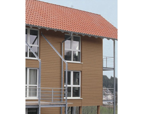 Nahaufnahme eines Wohngebäudes mit Fassade, Fenstern und Ziegeldach