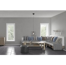 Helles Wohnzimmer mit Sofa aus Europaletten, Holztisch und geometrischer Pendelleuchte