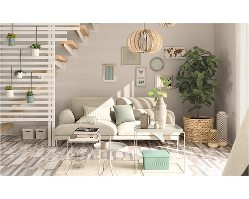 Wohnzimmer mit Sofa, Tisch und Treppe