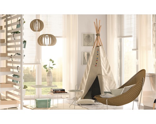Helles Interieur mit Tipi-Zelt, Hängeleuchten aus Holz und Rattan-Sessel