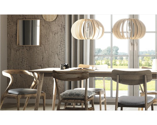 Esszimmer mit Holztisch, Stühlen und hölzernen Pendelleuchten