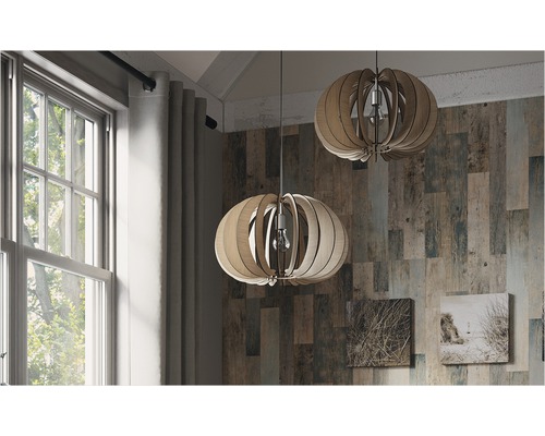 Zwei Holzpendelleuchten im modernen Wohnzimmer