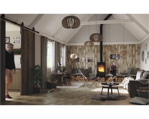 Wohnzimmer mit Holzvertäfelung, Kaminofen, Hängeleuchten und Möbeln im Landhausstil
