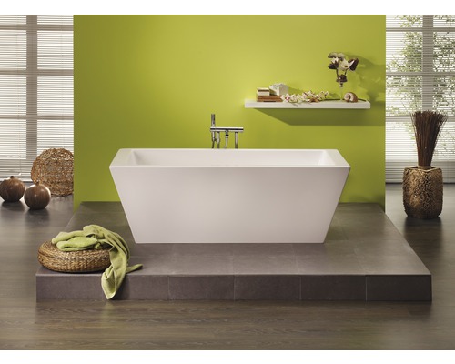 Modernes Badezimmer mit freistehender Badewanne, Armatur und Dekor.
