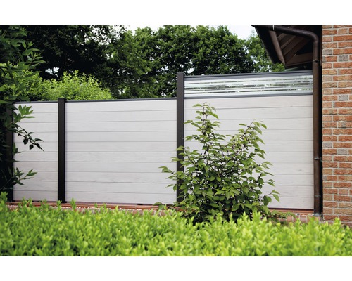 Gartenzaun aus Holz und Glas zur Grundstücksbegrenzung