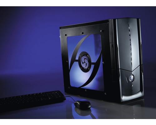 Computer Tower mit Tastatur und Maus