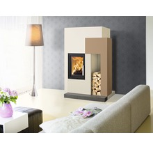 Wohnzimmer mit Kaminofen, Holz und Stehlampe