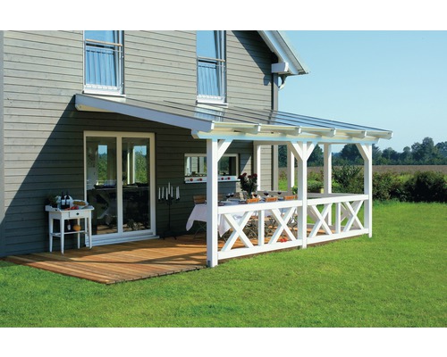 Terrasse mit Holzdeck, Überdachung und Tisch neben einem Haus