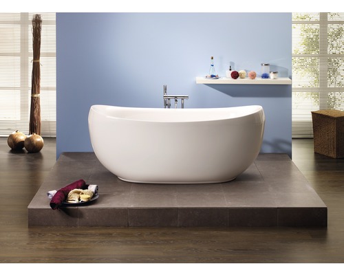 Freistehende Badewanne im Badezimmer mit Fliesenboden.