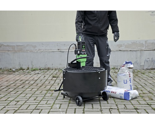 Mörtelmaschine mit Person und zwei Säcken Fertigmörtel