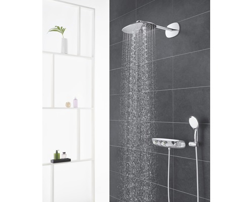 Duschsystem mit Kopfbrause, Handbrause und Thermostatarmatur im Badezimmer