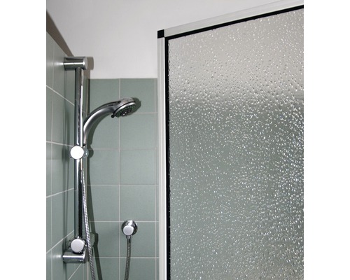 Badezimmer mit Duschabtrennung aus Glas und Duscharmatur