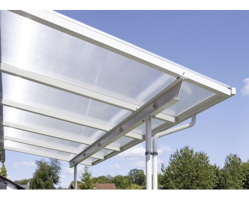 Detailansicht einer Carport-Konstruktion mit transparentem Dach und Metallrahmen.