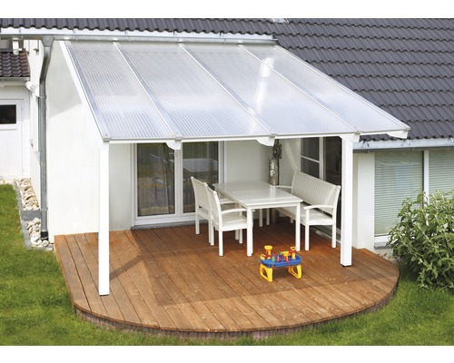 Terrasse mit Überdachung, Holzboden und Gartenmöbeln