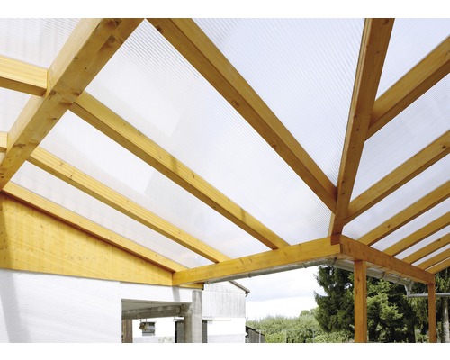 Überdachung mit Holzkonstruktion und transparenten Kunststoffplatten