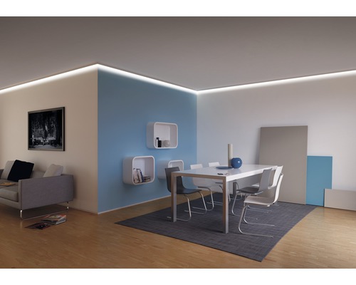 Modernes Wohnzimmer mit indirekter Beleuchtung an der Decke, Esstisch und Sofa