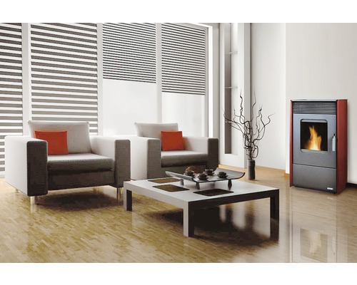 Wohnzimmer mit Sesseln, Tisch und Pelletofen