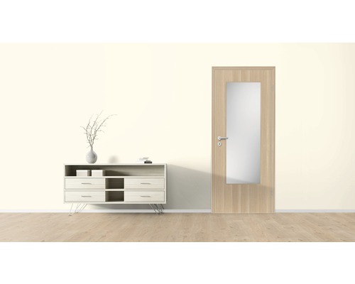 Helle Inneneinrichtung mit Kommode und Glastür