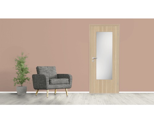 Raumansicht mit Tür, Sessel und Pflanze