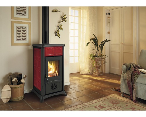 Gemütliches Wohnzimmer mit Kaminofen und Holzscheitkorb