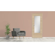 Wohnzimmer mit Tür, Sessel und Topfpflanze