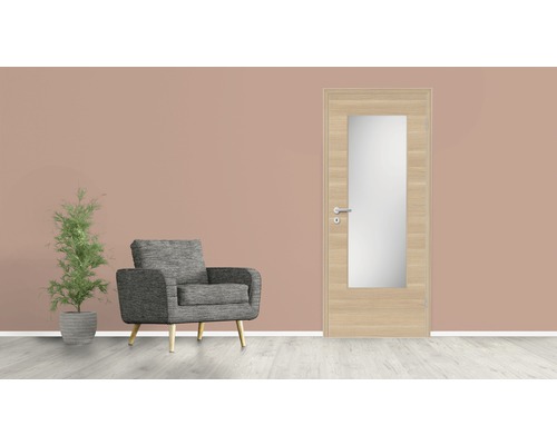 Wohnzimmer mit Tür, Sessel und Topfpflanze