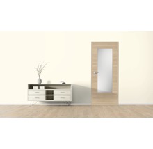 Wohnraum mit Kommode und Innentür mit Glaseinsatz