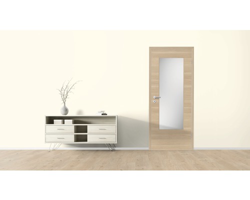 Wohnraum mit Kommode und Innentür mit Glaseinsatz