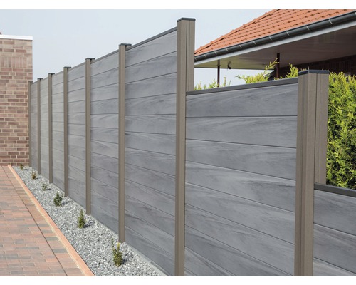 Grauer Sichtschutzzaun aus Holz und Kunststoff mit Pfosten