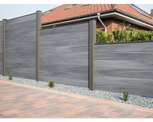 Grauer WPC-Sichtschutzzaun mit braunen Pfosten im Garten.