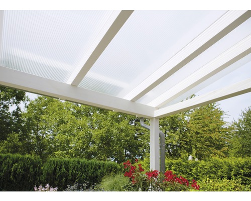 Überdachung mit Polycarbonatplatten und Holzkonstruktion im Garten.