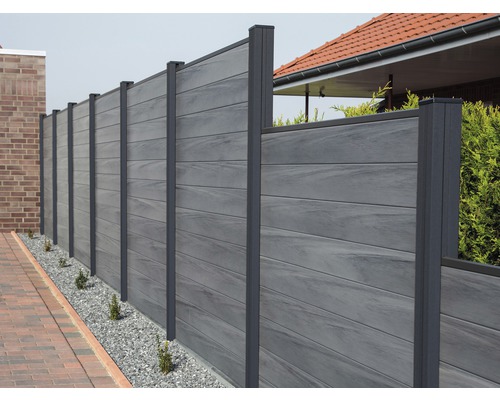 Graue Sichtschutzzaunelemente aus Kunststoff mit Metallpfosten