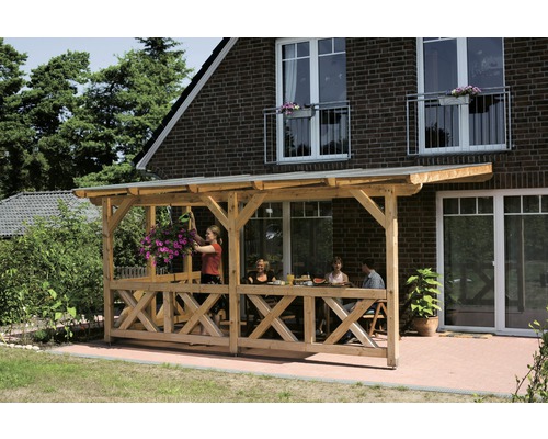 Holzterrasse mit Familie und Frau beim Blumengießen im Garten.