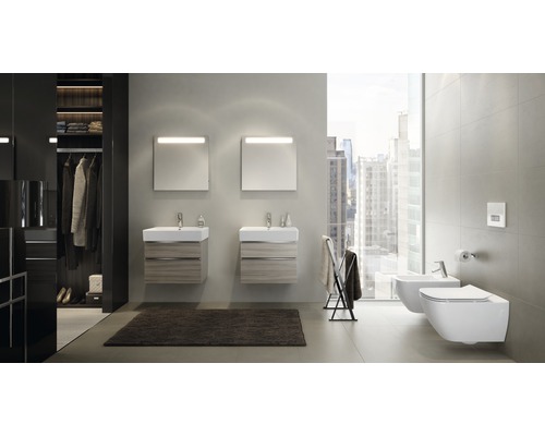 Modernes Badezimmer mit Waschtischen, Spiegeln, Toilette und Bidet