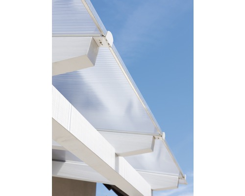 Detailansicht eines Carports mit Polycarbonatplatten und Aluminiumrahmen vor blauem Himmel