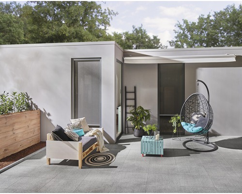 Terrasse mit Sitzgelegenheiten, Sonnenschutz und Pflanzen